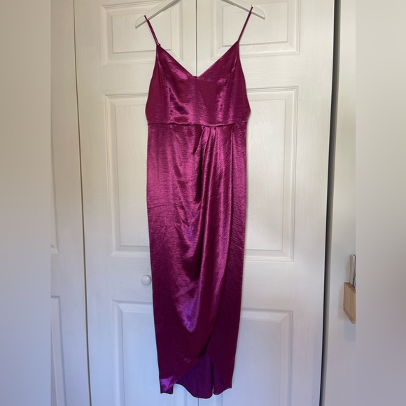 NWOT Express metallic fuchsia midi cocktail dress size medium - Picture 2 of 12